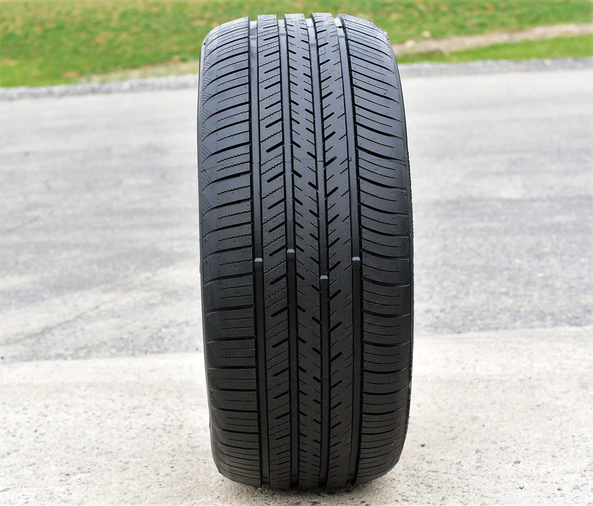 Set of 4 255/40R18 99Y XL High Performance Tires Q76195